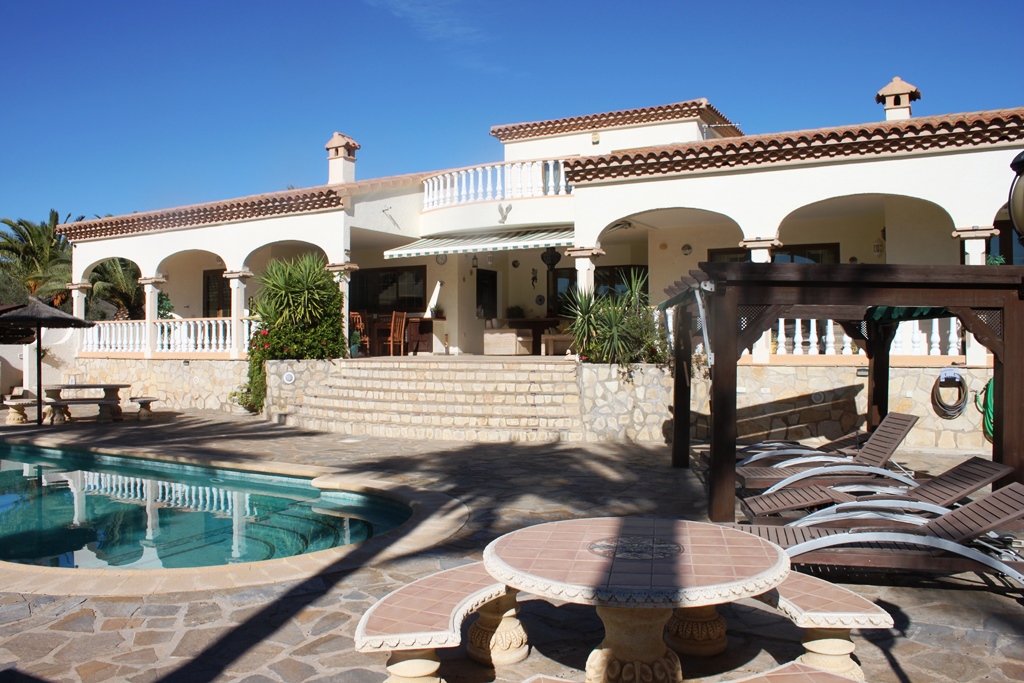 Executive Luxury Villa Situated On Extensive Private Plot